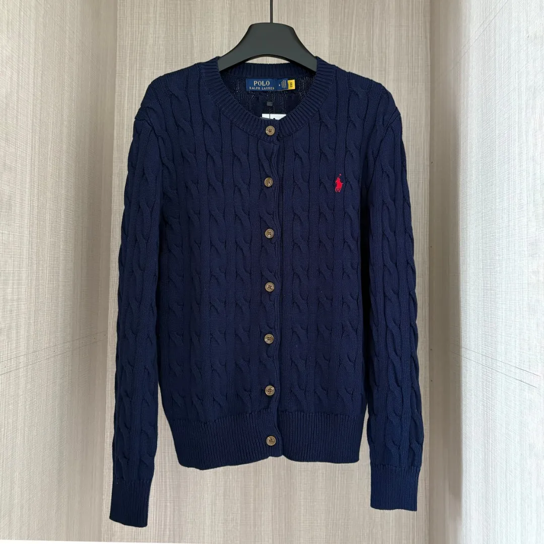P220 RALPH LAUREN Ralph Lauren sixteen colors classic small label embroidery hemp cardigan round neck long sleeve button knitted sweater men's and women's tops Size: S M L It is made of pure cotton yarn and multi-knitted pure cotton, which is skin-friendly and comfortable. Small label war horse embroidery twist button round neck cardigan sweater🐎High quality. Follow the blogger to learn how to wear it! Let’s buy a Ralph Lauren cable sweater. It’s a super hard-to-find series after it became popular. It’s hard to find one on the official website. It’s simple and practical, has a lazy and loose feel, soft and delicate feel, and has a loose fit. Whether worn alone or layered, you can wear a simple one to create different styles of fashion!